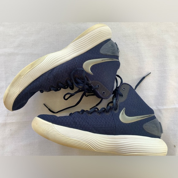 Nike Men Hyperdunk Shoes - Picture 5 of 12